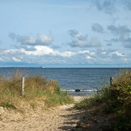 Emmely Nur Wenige Gehminuten Zum Ruhig Glowe