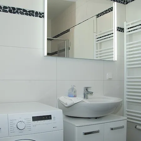 Emmely Nur Wenige Gehminuten Zum Ruhig * Glowe