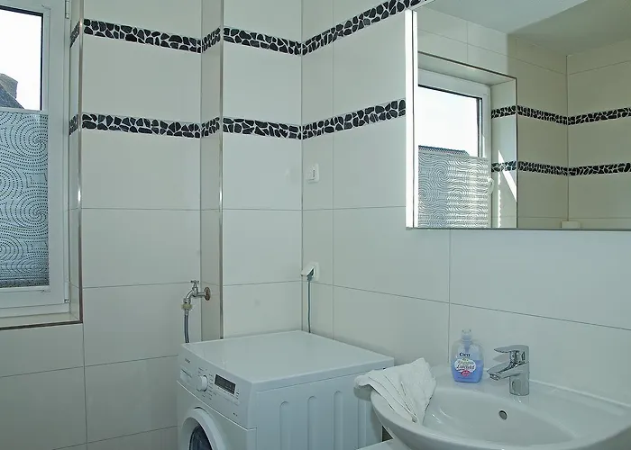 Emmely Nur Wenige Gehminuten Zum Ruhig Glowe